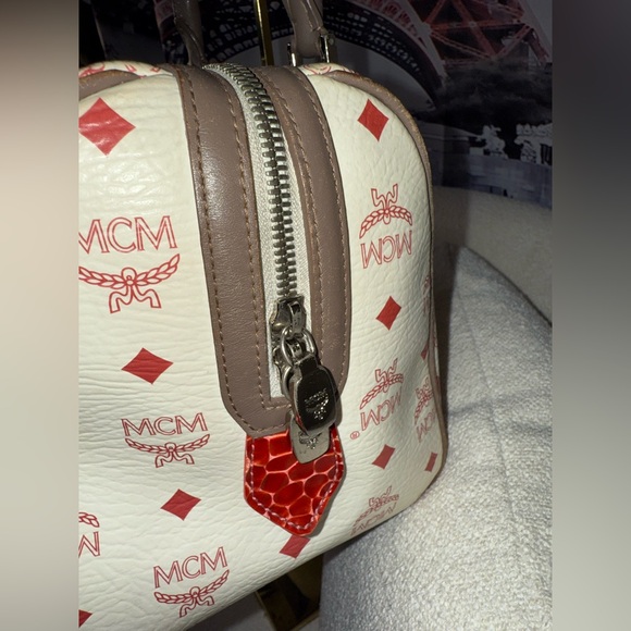 MCM
Visetos Striped Munich Lion Boston
Satchel White comes with COA - Picture 6 of 14